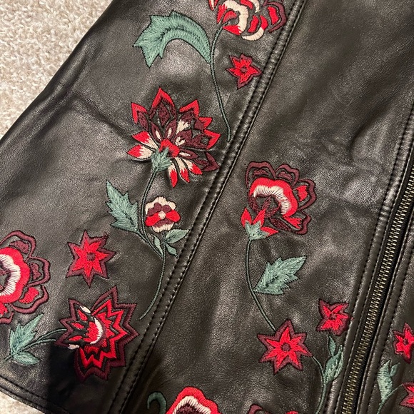 Parker NW with Tags Genuine Leather A line Embroidered Rose Mini Skirt Size 4 🌹 - Picture 2 of 5